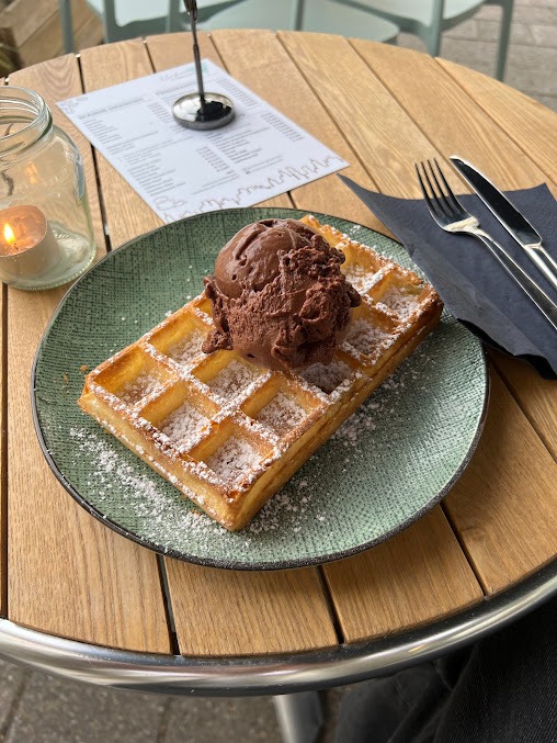 Wafel met ijs bij Urbanice